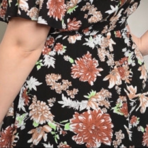 ➕ Floral Wrap Dress - Picture 5 of 6